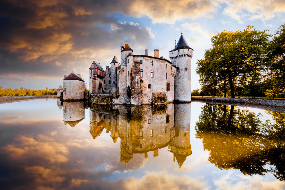 Château de la Brède et reflet dans ses douves au lever du soleil en Gironde © Loic Lagarde