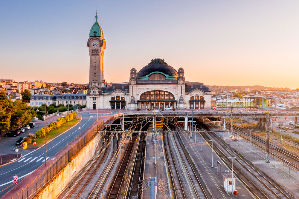 Gare de Limoges-Bénédictin et ses voies au lever du soleil en Haute-Vienne © Loic Lagarde