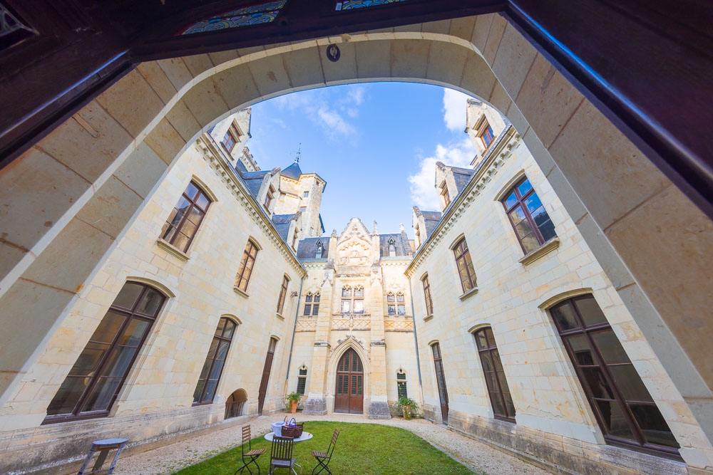 Cour intérieur du château de Ternay dans la Vienne © Loic Lagarde