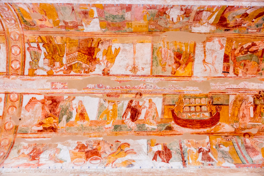 Fresques de la voûte de l'abbaye Saint-Savin dans la Vienne inscrite à l'UNESCO © Loic Lagarde