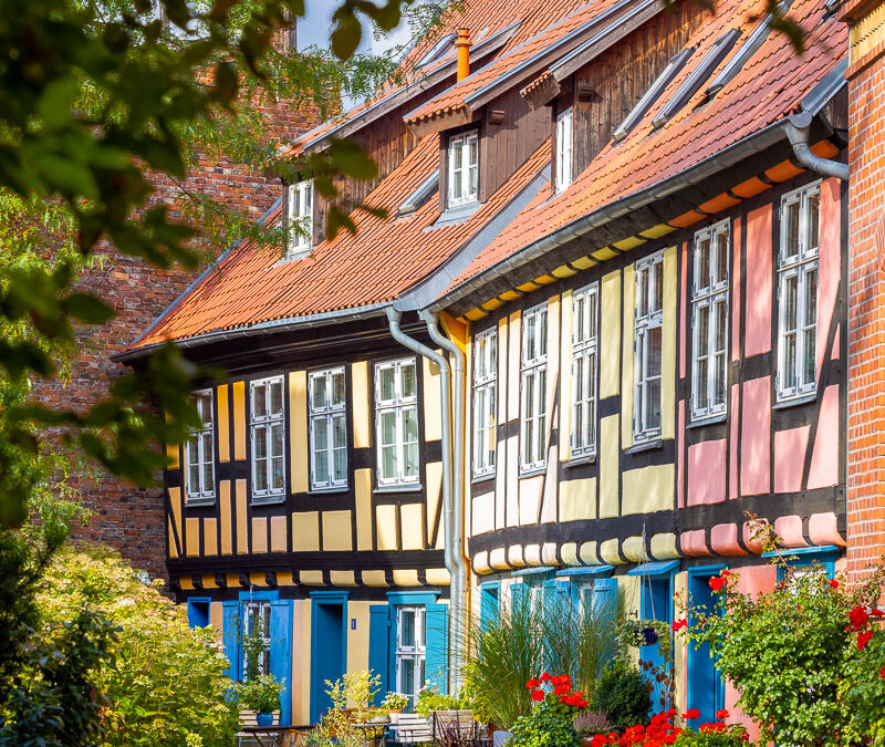 Ruelles fleuries et maisons traditionnelles de Straslund UNESCO Germany Allemagne ©Loic Lagarde 2022
