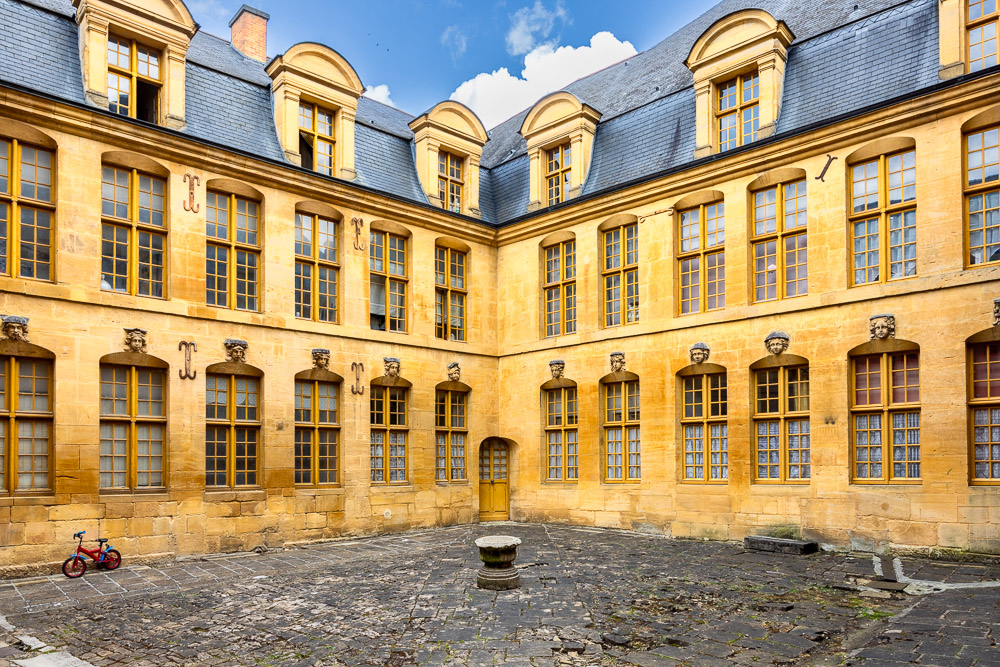 Cour des têtes de l'Hôtel du Gros Chien à Sedan Ardennes France © Loïc Lagarde